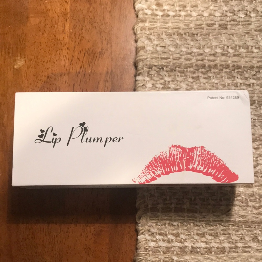 Lip plumping device
